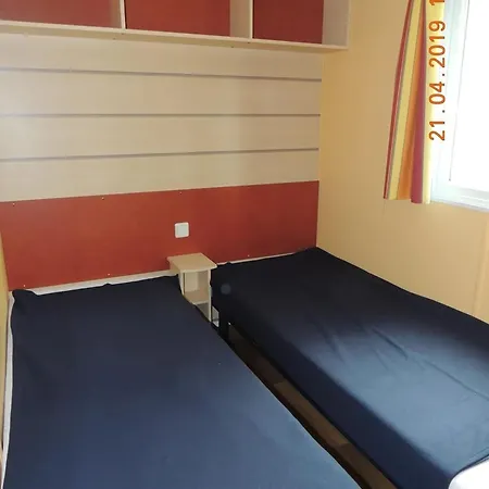 Accueillant A Avec Piscine Partagee Tatil Evi