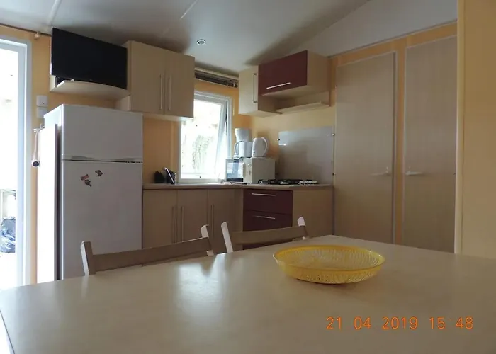 Accueillant A Avec Piscine Partagee 펜션 *